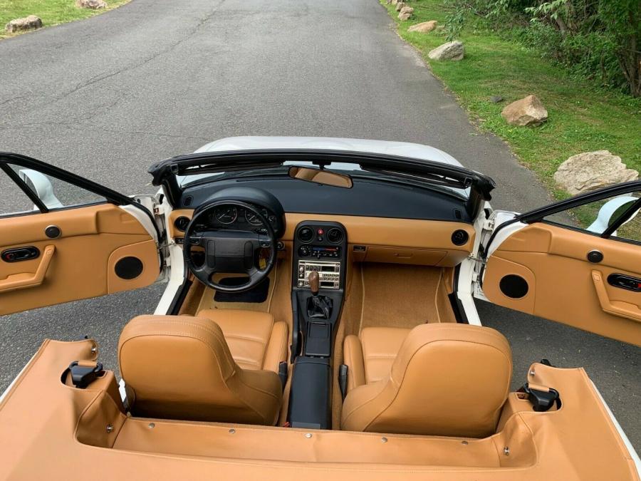 Интерьер Mazda Miata C-Package 1993 года  (NA) (фото 15 из 24)